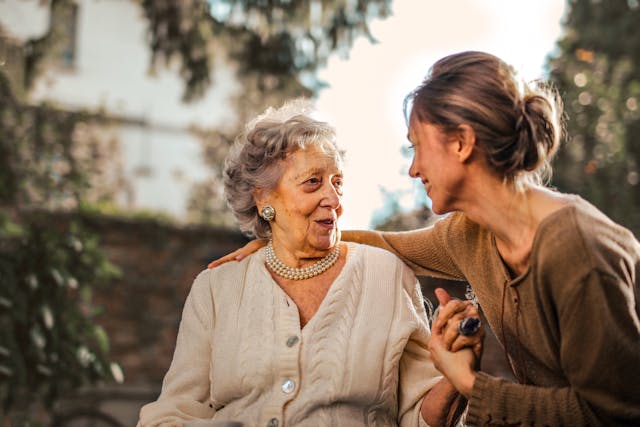 Image d'une jeune femme avec sa grand mere